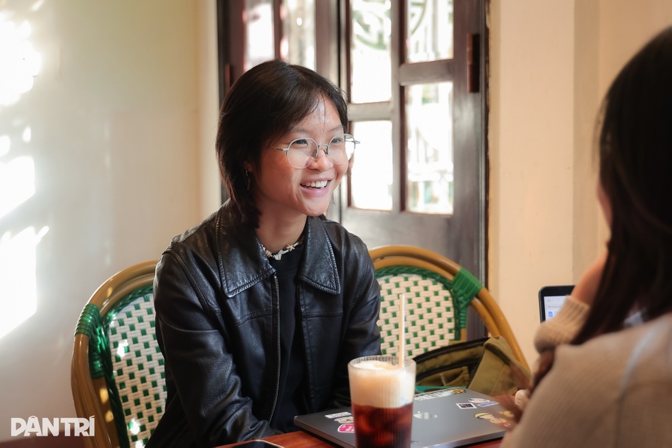 Con gái NSND Công Lý: Bố chỉ thể hiện tình cảm lúc… say - 1