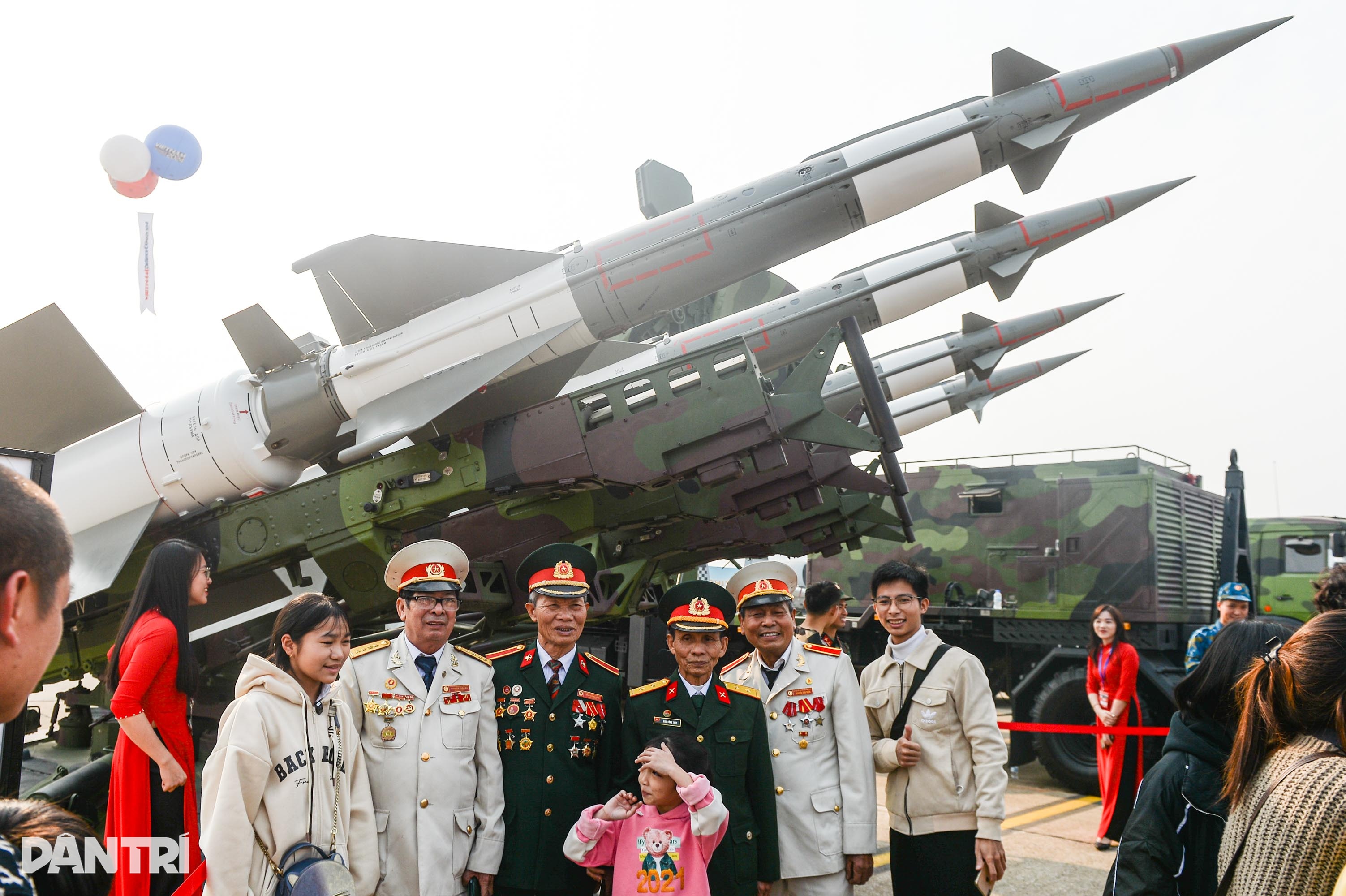 Försvarsutställning: Människor är stolta över den vietnamesiska arméns tillväxt - 1 Triển lãm Quốc phòng: Người dân tự hào về sự lớn mạnh của Quân đội Việt Nam - 1