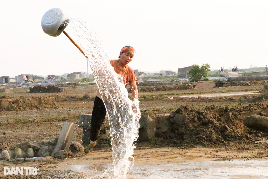 Nghề làm một ngày ăn cả năm, diêm dân không đủ tiền mua một yến gạo - 4 Nghề làm một ngày ăn cả năm, diêm dân không đủ tiền mua một yến gạo - 4
