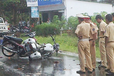 3 nữ sinh đi xe máy tông thẳng vào CSGT