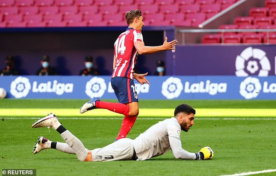 Luis Suarez lập cú đúp trong chiến thắng 6-1 của Atletico - 4 Luis Suarez lập cú đúp trong chiến thắng 6-1 của Atletico - 4