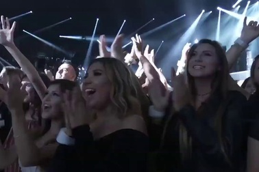 Katy Perry làm MC lễ trao giải