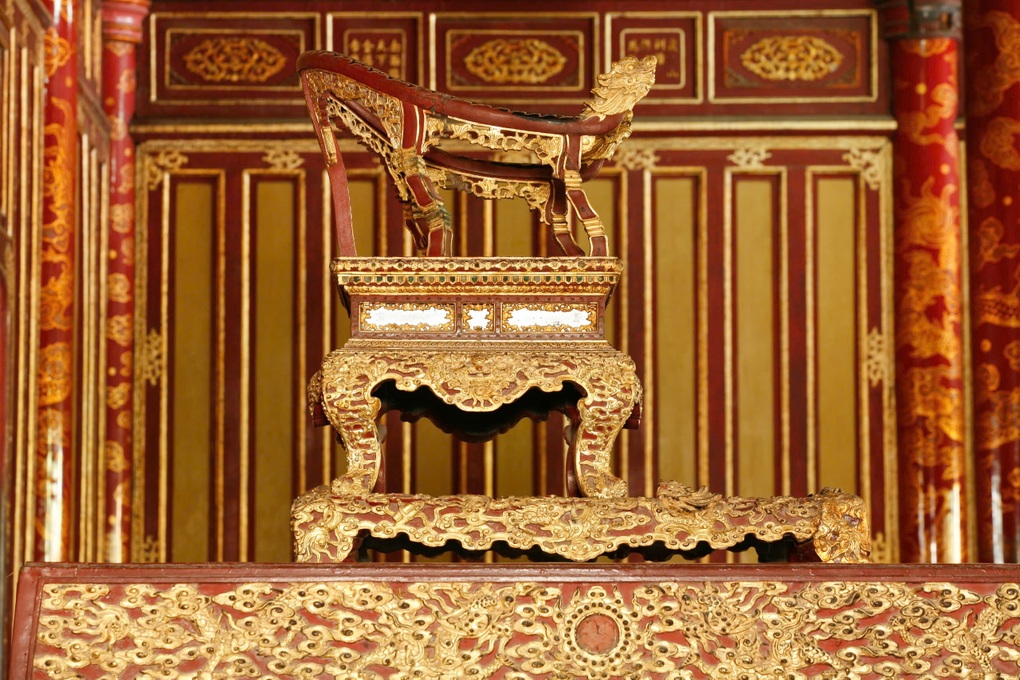 Bộ Văn hóa lên tiếng về vụ người đàn ông ngồi lên ngai vàng ở Huế - 1 Bộ Văn hóa lên tiếng về vụ người đàn ông ngồi lên ngai vàng ở Huế - 1