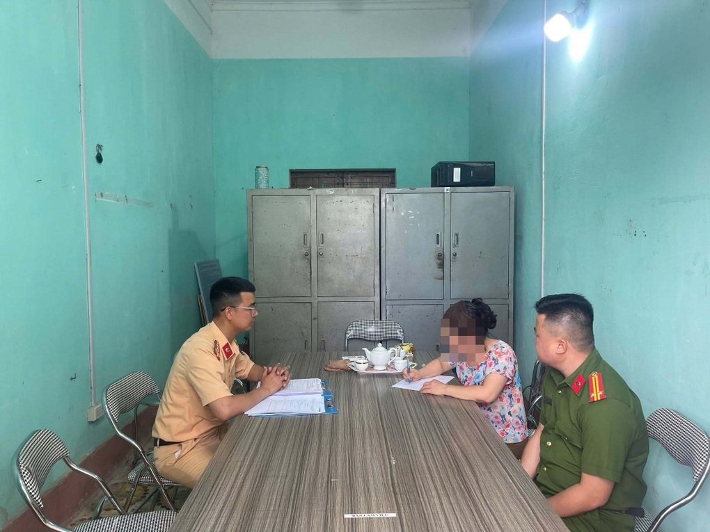 Xử phạt người phụ nữ livestream tập thể dục giữa đường ray - 1