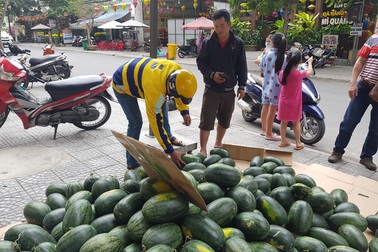Một phụ nữ bỏ tiền túi “giải cứu” 1 tấn dưa hấu rồi phát miễn phí