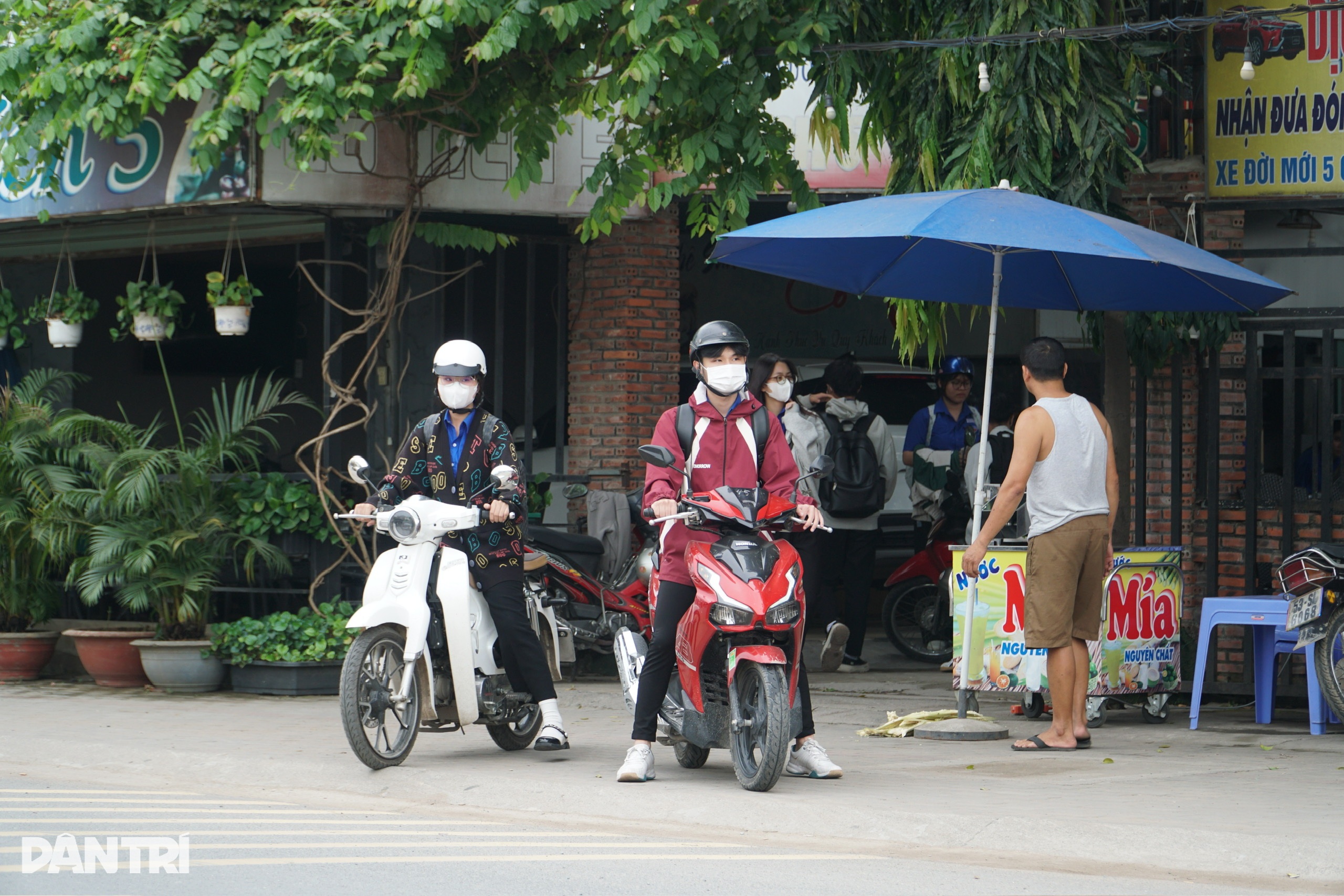 ເຖິງວ່າຖືກປັບໃໝຊ້ຳແລ້ວຊ້ຳອີກ, ແຕ່ນັກຮຽນແຂວງ ບິ່ງເຢືອງ ຍັງຂີ່ລົດຈັກໄປໂຮງຮຽນ - 1 Liên tục bị xử phạt, học sinh Bình Dương vẫn chạy xe máy đến trường - 1