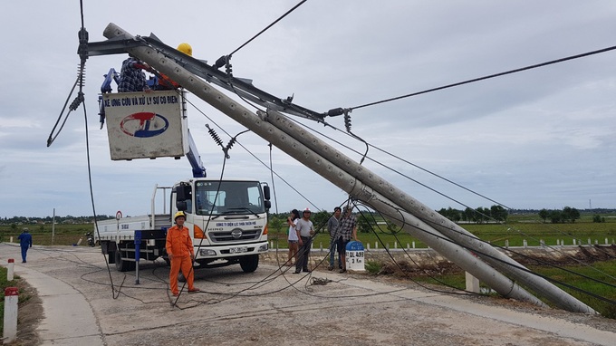 Giúp người dân, nhất là hộ nghèo, hộ chính sách sớm ổn định cuộc sống sau bão số 5 - Ảnh 15.