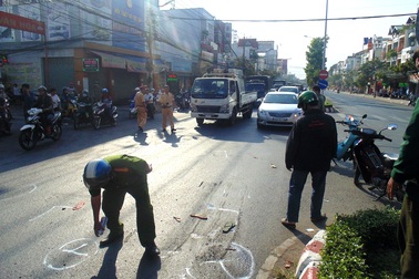 Xe container nổ lốp, hai phụ nữ bị thương