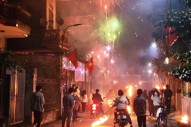 Đêm giao thừa, cả làng chạy đua rước lửa thánh về nhà