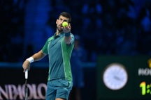 Sinner giúp Djokovic vào bán kết ATP Finals
