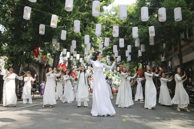 Phụ nữ Hà Thành mặc áo dài, nhảy dân vũ trên phố bích họa Phùng Hưng