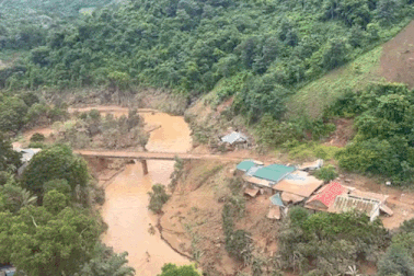 Trực thăng chuyển 4 tấn hàng cứu trợ đến xã có 437 hộ bị cô lập ở Nghệ An