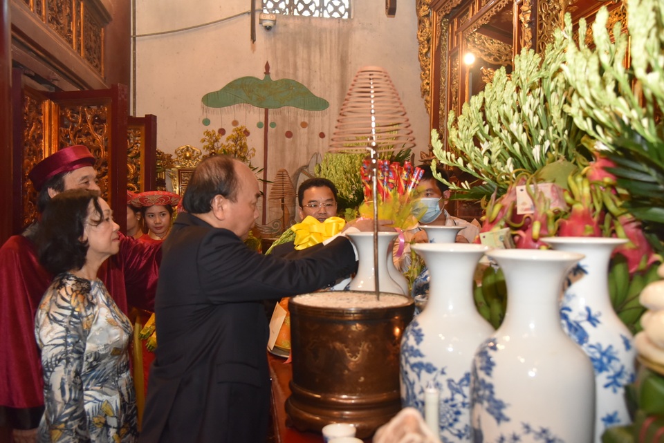 Chủ tịch nước Nguyễn Xuân Phúc dâng hương tưởng nhớ các Vua Hùng - 5 Chủ tịch nước Nguyễn Xuân Phúc dâng hương tưởng nhớ các Vua Hùng - 5