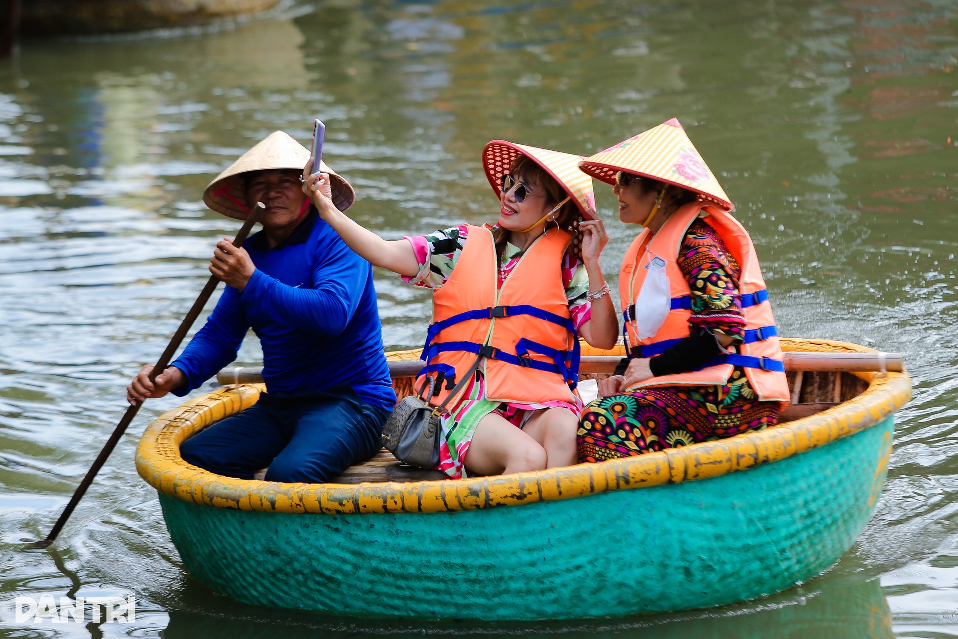 Trải nghiệm lắc thúng bồng bềnh trên sông nước ở rừng dừa Quảng Nam - 5 Trải nghiệm lắc thúng bồng bềnh trên sông nước ở rừng dừa Quảng Nam - 5