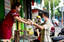 Ngày bán 30 tô phở mang về, chủ quán "bạc đầu" lo 30 triệu đồng mặt bằng