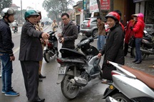 Hà Nội: Xe Air Blade bốc cháy khi đang chạy