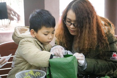 Học sinh Hà Nội gói bánh chưng trao tặng những mảnh đời khó khăn