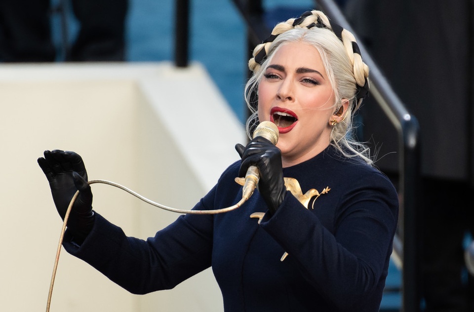 Lady Gaga tình tứ hôn bạn trai mới - 7 Lady Gaga tình tứ hôn bạn trai mới - 7