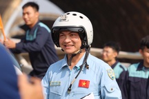 Nụ cười rạng rỡ của phi công tiêm kích SU30-MK2 bay biểu diễn lễ 30/4