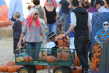 Christina Aguilera đưa con đi chơi Halloween