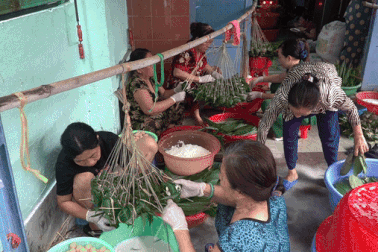 Xóm bánh ú lá tre ở TPHCM tất bật dịp Tết Đoan Ngọ