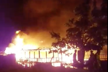 Thuyền hoán cải thành quán cà phê bốc cháy, 3 người thoát nạn