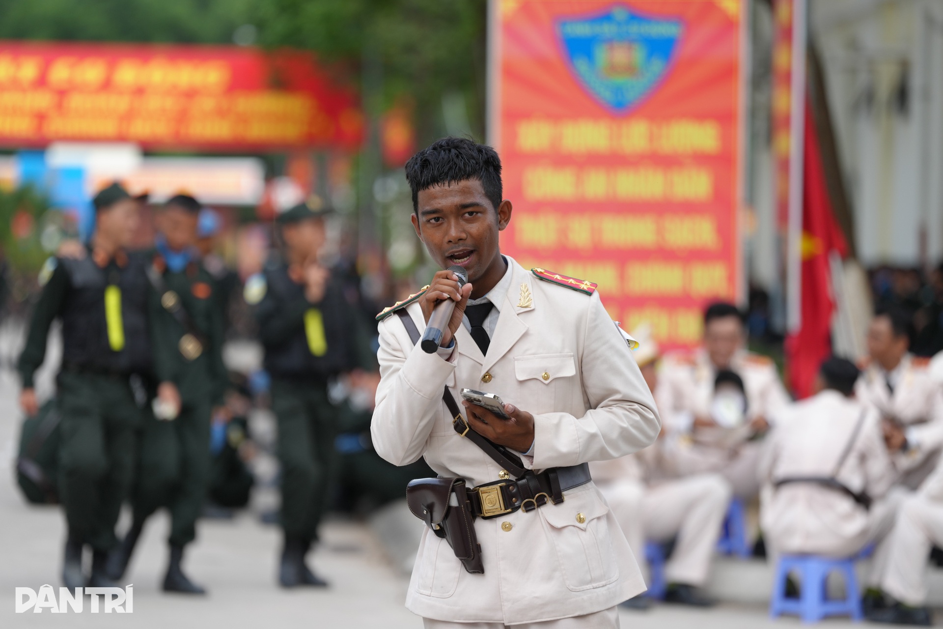 Những bóng hồng trên thao trường luyện tập diễu binh mừng đại lễ 30/4 - 13 Những bóng hồng trên thao trường luyện tập diễu binh mừng đại lễ 30/4 - 13