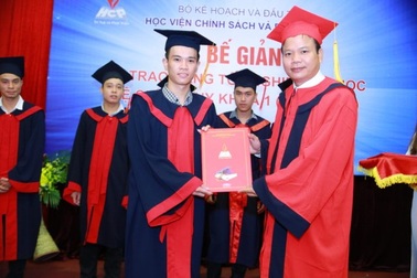 Khóa sinh viên đầu tiên tốt nghiệp Học viện Chính sách & Phát triển