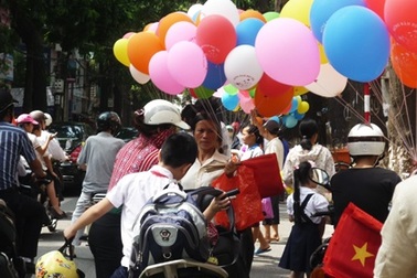 Bán cờ, bóng bay... kiếm tiền triệu ngày khai giảng