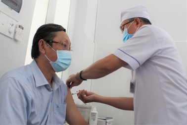 Mũi tiêm vắc xin phòng Covid-19 đầu tiên cho lực lượng y tế Bạc Liêu