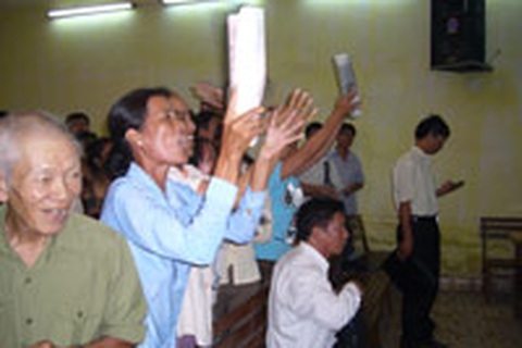 Dân la ó luật sư, phiên tòa liên tục gián đoạn