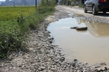 Dân kêu trời vì xe tải băm nát đường