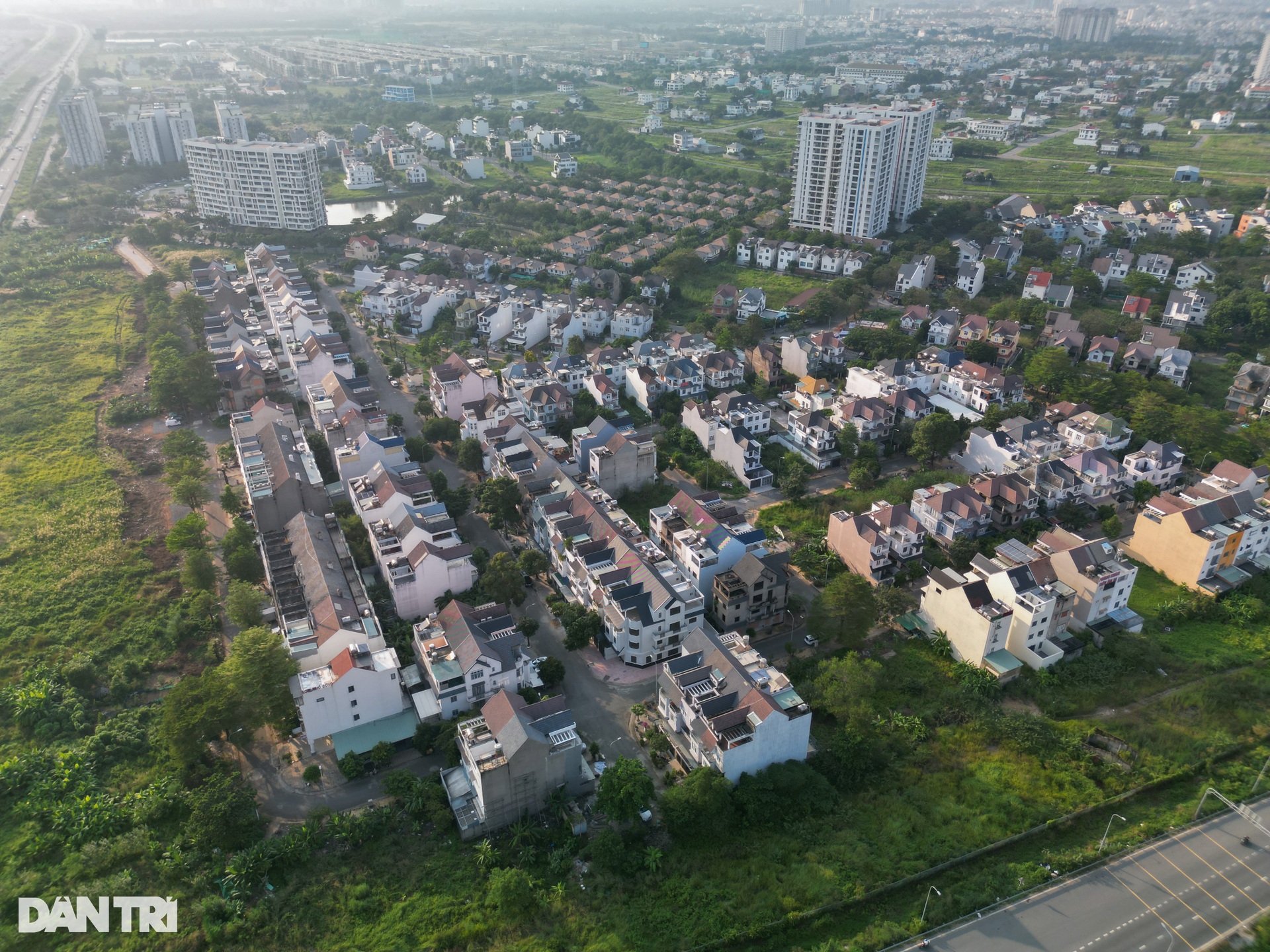 Những căn biệt thự ma bị bỏ quên hơn một thập kỷ tại TPHCM - 6 Những căn biệt thự ma bị bỏ quên hơn một thập kỷ tại TPHCM - 6