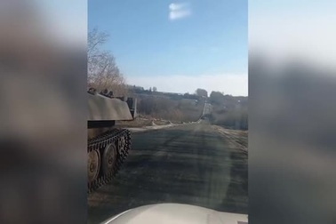 Xe tăng Nga hết nhiên liệu trên đường tiến vào Kiev