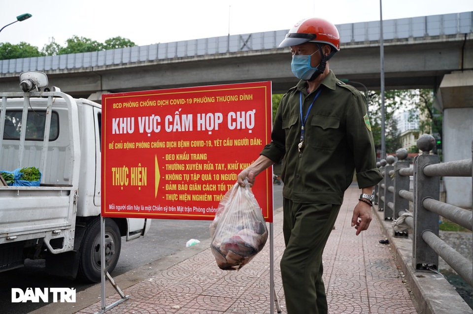 Tiểu thương chợ cóc chạy tán loạn khi lực lượng chức năng đi kiểm tra xử lý - 8 Tiểu thương chợ cóc chạy tán loạn khi lực lượng chức năng đi kiểm tra xử lý - 8