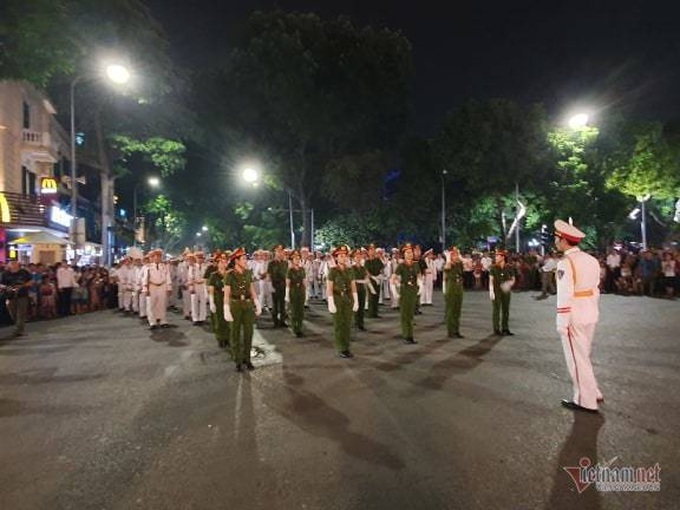 Đại tướng Tô Lâm say sưa hoà cùng dòng người thưởng thức dàn kèn bên Hồ Gươm - Ảnh 31.