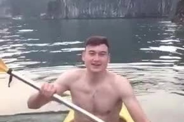 Thủ môn Văn Lâm vừa đàn vừa hát lại để lộ body 6 múi khiến fan nữ "đổ gục"