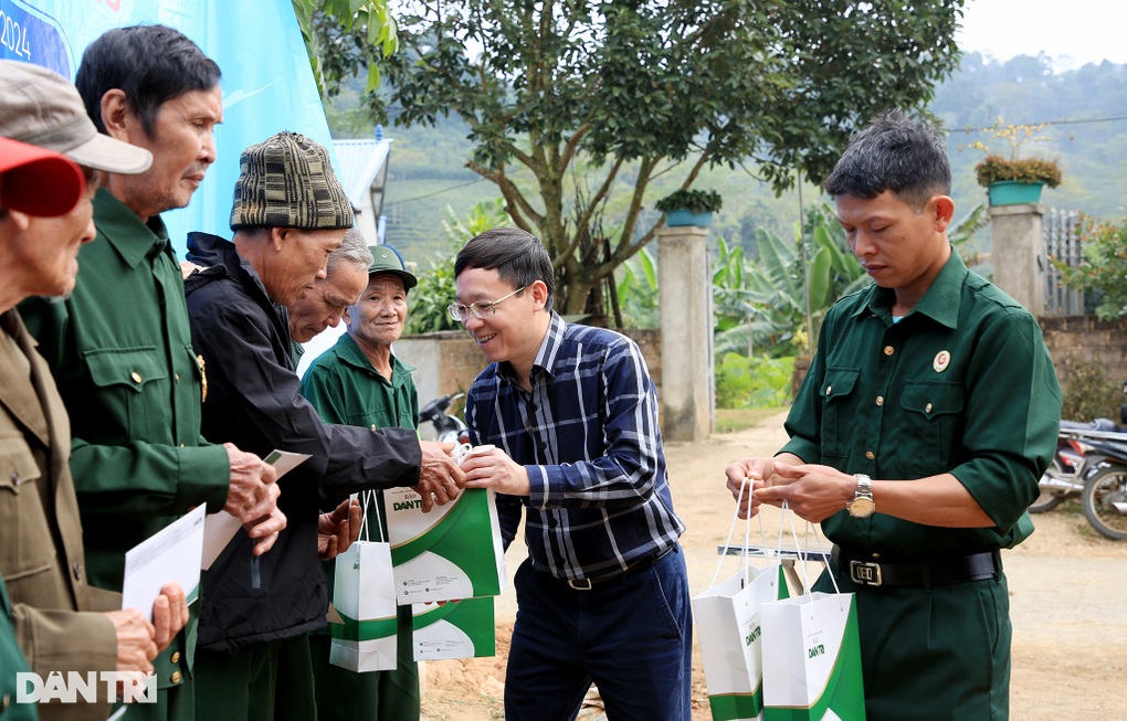 Nhà Nhân ái giúp 3 người già yếu an tâm đi qua mưa bão - 6 Nhà Nhân ái giúp 3 người già yếu an tâm đi qua mưa bão - 6
