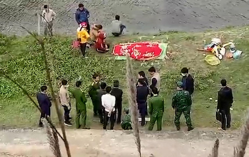 Hai người mất tích khi bơi qua sông Hồng: Tìm thấy một thi thể - 1