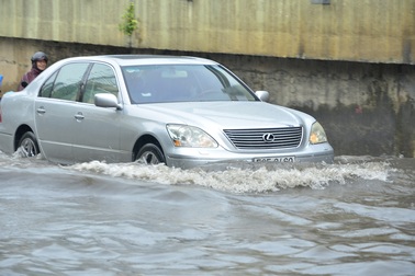 Nhiều ô tô sang "bơi" trong nước tại TPHCM