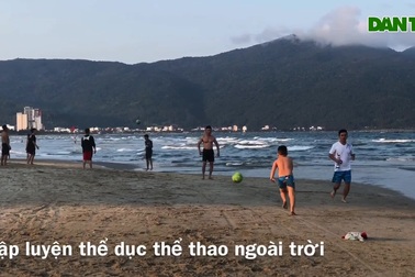 Người dân ra biển giải toả “cuồng chân” vì Covid- 19