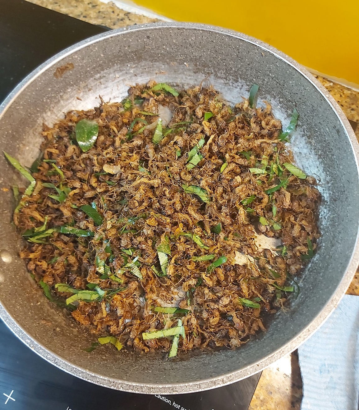 Lạ lùng côn trùng chỉ sống vài giờ, lên bàn nhậu thành đặc sản ở Hà Nội - 4 Lạ lùng côn trùng chỉ sống vài giờ, lên bàn nhậu thành đặc sản ở Hà Nội - 4