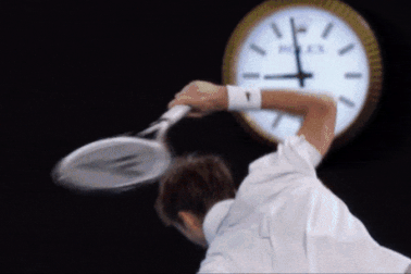 Tức tối vì thua Djokovic ở chung kết, Medvedev đập gãy vợt