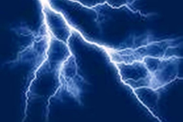 Trú mưa giữa đồng, 12 người bị sét đánh bất tỉnh