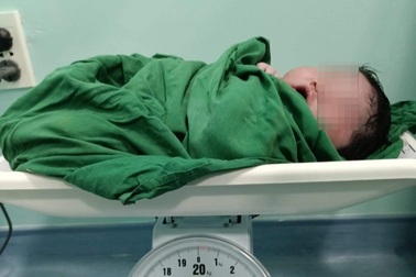 Bé gái sơ sinh cân nặng hiếm gặp, gần 6kg