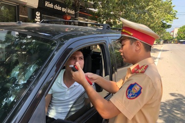 Cán bộ vi phạm giao thông bị báo về cơ quan xử lý