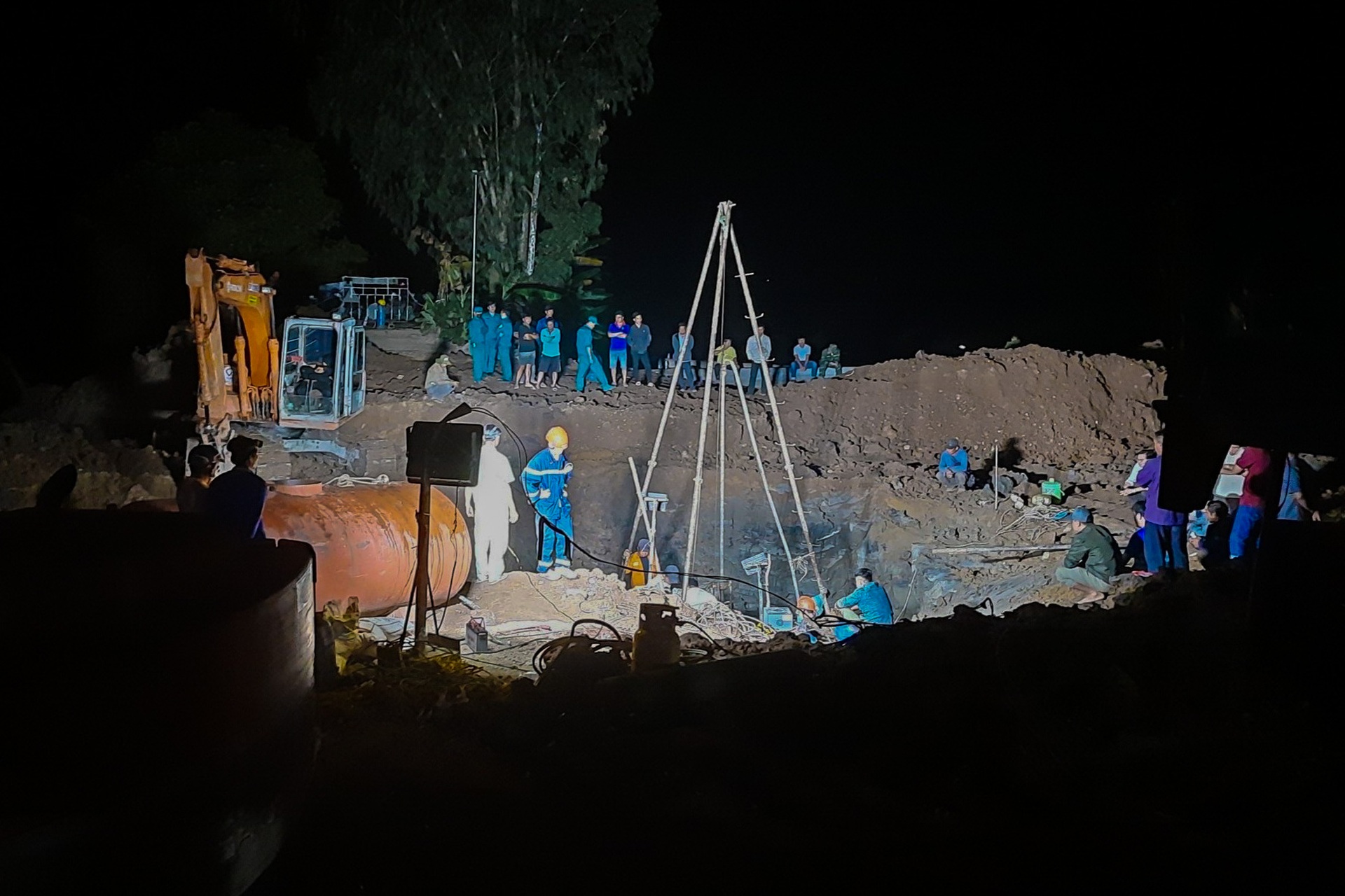 Gần 50 giờ giải cứu bé trai rơi xuống trụ bê tông sâu 35m ở Đồng Tháp - 16 Gần 50 giờ giải cứu bé trai rơi xuống trụ bê tông sâu 35m ở Đồng Tháp - 16