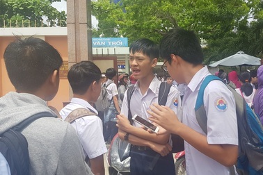 Hàng trăm phụ huynh đội nắng chờ con dự thi lớp 10 trường chuyên