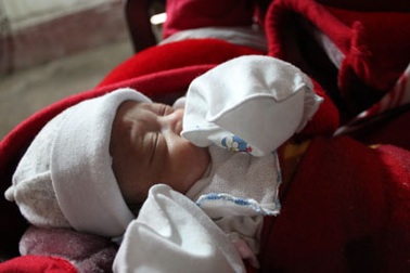 Hơn 120 triệu đồng đến với bé Uyên Nhi bị bệnh “lột da ếch”