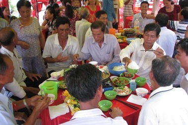 Phát động thực hiện hạn chế hút thuốc lá trong đám cưới, đáng tang